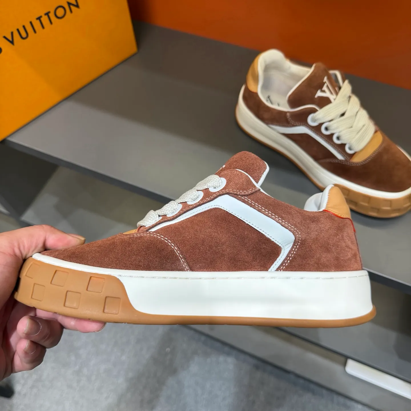 Factory price: 480💰Top version LV-Louis Vuitton-classic catwalk new model, empty glue process, original version 1:1 development! ! The upper foot is very comfortable. It is made of luxurious materials and fine workmanship. The midsole is printed with English letters "Made in Europe". The upper is made of calfskin imported from Italy. The side is decorated with the brand's LOGO and signature. The latest latex foot pads and mesh lining make the foot feel super comfortable. Original factory special supply of original two-color T men's shoes 💰U combination outsole. Bag technology Goodyear stitched edges Fabric: Exclusive custom first-layer cowhide Accessories: Exclusive private model Vuitton logo, lining: Customized silk mesh lining - first-layer silk cowhide lining Outsole: T men's shoes 💰U combination outsole wear-resistant, non-slip and anti-yellowing Foot pads: new latex pad-mesh sweat-absorbent Technology: fully computerized sewing machine wire drawing Toe cap Back cover Hot and cold shaping Full set of pull-top lasts, medium and low logo pattern, code number: 38-44, customized 45